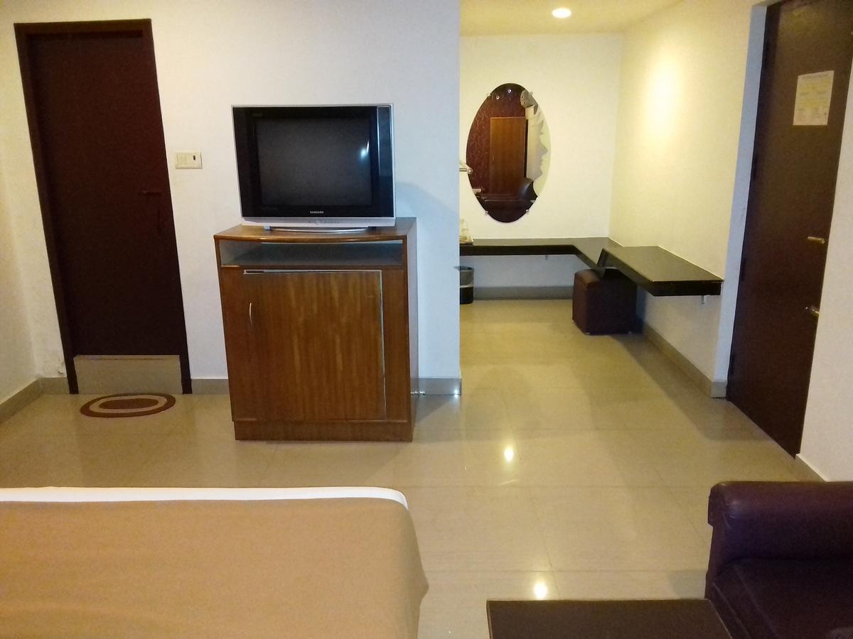 Sri Srinivasar Residency Hotel Vellore Buitenkant foto